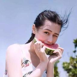 网红女孩吃瓜图像真实,一场吃瓜盛宴背后的真实故事